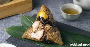 西華大飯店一直是許多外籍旅客首選的五星級飯店之一 不只是因為有著高品質的住房服務 更是因為西華的料理總是可以打動外籍旅客的心 不論是西式料理 還是中式傳統大菜 都能讓老饕一吃難忘 而針對一年一度端午節 西華大飯店將由資歷逾35年的 國宴主廚 高鋼輝推出純