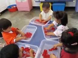 Hay muchos géneros diferentes disponibles para entretener a todos los jóvenes jugadores. Estimulacion Sensorial Aula De 1 Ano Jugando Con Gelatina Youtube