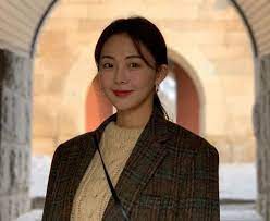 She made her debut in the entertainment world in 2015. ê¸ˆìƒˆë¡ ë‚˜ì´ ëª¸ë§¤ ì„±í˜•ì „