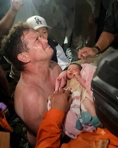 This heartbreaking yet beautiful reunion unfolded on Friday, June 26, 2026,  in the heavily hit city of La Guaira, Venezuela. The tiny survivor, an  18-day-old baby boy named Juan David Trujillo Patiño,