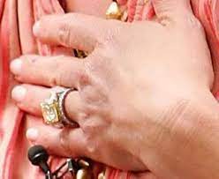 Faith Hill Canary Diamond Engagement Ring She Has 3 Engagement Rings This Is He Canary Diamond Engagement Ring Diamond Are A Girls Best Friend Canary Diamond