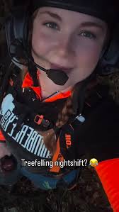 Winter months bring short days 😬 p.s. that's all for today, safety first  ✌️😜 #femalelumberjack #husqvarna #chainsaw #forestry #timber