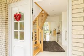 Hauseingangstur Weiss Mit Seitenteil Fenster Flur Treppe Holz Architektur Detail Eingangsbereich Eco Vario Haus Falkense Treppe Holz Hauseingangsturen Haus