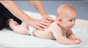 * bayi gemuk umumnya lebih lambat duduk karena mereka cenderung malas bergerak sehingga perkembangan motoriknya tak terasah. 9 Punca Bayi Lambat Merangkak Yang Mama Papa Perlu Alert