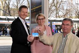 Autofahrer müssen ihren führerschein i.d.r. Rentner Geben Fuhrerschein Ab Und Bekommen Jahres Abo Fur Bus Und Bahn Stern De