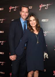 Frank and the deputy commissioner of press information, garrett moore (gregory jbara), quarrel when garrett refuses to walk back a quote he. Das Ist Mariska Hargitays Ehemann Peter Hermann