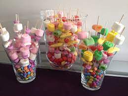 Pour donner un peu de gaieté à un intérieur qui fait grise mine, heureusement qu'il y a la décoration. Brochettes De Bonbons Ton Rose Et Multicolores Sur Nid De Smarties Brochette Bonbon Deco Bonbon Decoration Bonbon