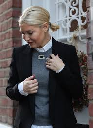 broschen ein bisschen glamour fur eure outfits 6 styles lieblingsstil in 2021 schicke kleidung street style fur frauen modetrends damen