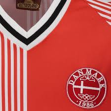 Ordenação padrão ordenar por popularidade ordenar por média de classificação ordenar por mais recente ordenar por preço: Camisa Dinamarca Retro 1986 Futfanatics
