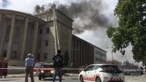 Fachada principal recortadas no granito, as quatro virtudes cardeais: Bulds4jqpugwgm