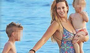 Η σίσσυ χρηστίδου προκάλεσε σωστό πανικό τη μέρα που βγήκε και μίλησε ανοιχτά για το πρόγραμμα που ακολούθησε προκειμένου να ξεφορτωθεί από πάνω της τα περιττά κιλά. Sissy Xrhstidoy Xairetai To Fit Kai Me Kampyles Swma Ths