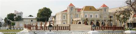 Located near bukit puteri, kuala terengganu, istana maziah is the official residence of the state ruler in the olden days.now, it is only used for royal official functions and the state official events such as the coronation of sultan terengganu, royal weddings and birthdays, conferment of titles and reception for local and foreign dignitaries. Istana Maziah Kuala Terengganu