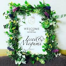 結婚式を控えている方必見 もう ウェルカムボードの準備はできてる 一生に一度の結婚式だからこそ ウェルカムボード も気が抜けない これから手作りされる方のためにウェルカムボードのデザインをご紹介します 100均で額縁や造花等簡単に入手できるので費用もそん