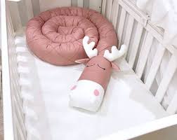 Learn about the risks of crib bumpers and hear from experts about why you should consider these crib bumper alternatives are you considering purchasing a crib bumper for a baby on the way? Rosa Drachen Blumen Krippe Stossstange Krippe Stossstange Etsy Baby Girl Nursery Diy Crib Bumper Baby Cribs