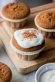 La ricetta anglosassone e americana la carrot cakeha in superficie la glassa composta da burro, zucchero e formaggio cremoso (anche yogurt). Carrot Cupcakes Con Cream Cheese Icing Chiara S Bakery