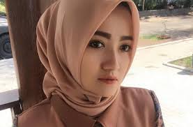 Lulu tobing secara mengejutkan menggugat cerai suaminya, bani maulana mulia, di pengadilan sebelumnya, ia berpisah dengan cucu mantan presiden soeharto, danny bimo hendro utomo (instagram). Mantan Istri Sunu Terganggu Pernyataan Seseorang Singgung Umi Pipik Matamata Com