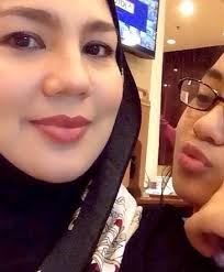 Sedang hangat bercinta dengan pelakon berdarah kacukan, dini azan schatzmann, janna nick mengakui sifat dan keperibadiannya juga mula berubah. Tak Sangka Emak Cantik Pada Anak Inilah Wajah Ibu Janna Nick Yang Pasti Memeranjatkan Anda Iluminasi