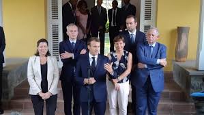 Suivez les annonces du président emmanuel macron en direct à l'occasion de son adresse aux français ce en cours de. Visite Presidentielle Discours D Emmanuel Macron A La Residence Prefectorale En Direct Video