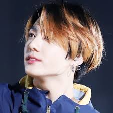 The golden maknae of bts jungkook became the center of attention for electing blonde hair. SÊœá´€á´¢ On Twitter Light Pink Hair Hair Highlights Light Hair