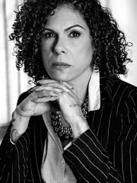 De repente você se permite viver algo novo e se surpreende com a mulher que  você descobre… é isso é mágico demais 🥹