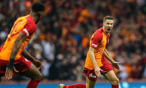 Galatasaray kulübü, norveç'in molde takımıyla anlaşan eski futbolcusu martin linnes için veda mesajı yayımladı. Martin Linnes 2 Yil Daha Galatasaray Da
