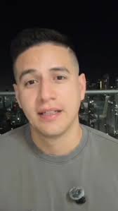 Vivimos apurados por entender al otro, pero no por comprenderlo. Juzgamos  antes de escuchar, etiquetamos antes de mirar con atención. Olvidamos que  cada cabeza es un mundo y que cada persona es