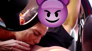 Coroa chupando no carro - Xvideos Xxx - Filmes Porno