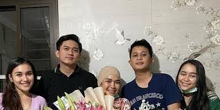 Ayu ting ting membantah kabar kandasnya hubungannya dengan adit jayusman. Duda Anak Satu Ini 4 Fakta Adit Jayusman Yang Dikabarkan Dekat Dengan Ayu Ting Ting Merdeka Com