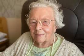 Kortrijkse Agnes Libbrecht viert 100ste verjaardag: "Veel je goesting doen" 