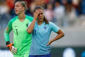 Het is voor het eerst sinds de wedstrijd tegen slovenië in november 2019 dat er weer (beperkt) publiek aanwezig mag zijn bij een duel van de oranjeleeuwinnen. Oranje Leeuwinnen Zakken Naar Tiende Plaats Op Fifa Ranglijst Nederlands Voetbal Gelderlander Nl