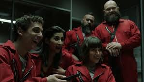 Armed with a bold new plan, they reunite the team in order to rescue him. Las Redes No Dejaron Pasar Un Error En La Casa De Papel 3