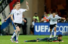 Die deutsche mannschaft qualifizierte sich seit 1972 als einzige für alle endrunden, war mit drei titeln seinerzeit rekordeuropameister und nahm zum elften mal teil. Em 2012 Viertelfinale Deutschland Gegen Griechenland Reus Jubel Wird Von Krampf Gestoppt Fussball