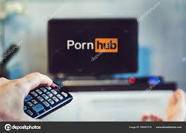Un joven ve porno hub en su TV y en casa. Control remoto de TV en primer  plano, fondo borroso en el televisor . — Foto editorial de stock 355857218  ©diy13@ya.ru
