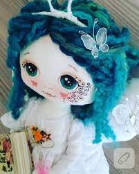 mavi sacli bez bebek kelebek kanatlari ve kumas boyalari ile cizilmis guler yuzu pek cici bir model el yapimi oyun sanatsal oyuncak bebekler bebek kelebekler