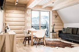 Il mobile realizzato in legno scuro è una peculiarità tipica dell'ambiente montano e quindi delle case che lo popolano. Arredare Casa Di Montagna 5 Idee Da Non Perdere Bticino