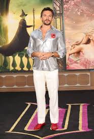 El look de Jonathan Bailey que se adelanta a las fiestas