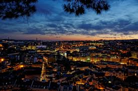 Alfama este cel mai vechi cartier din lisabona, raspandit pe panta dintre castel si raul tejo. Orasul Lisabona Obiective Turistice Portugalia Lisabona DeÈ™tepÈ›i Ro