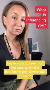 Elisa Bowman's Instagram, Twitter & Facebook