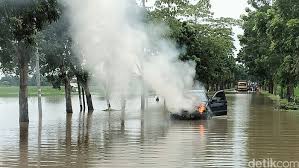 Maybe you would like to learn more about one of these? Mobil Terbakar Saat Terobos Banjir Kok Bisa Sih