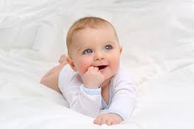 Arrivé à 8 mois, votre enfant se nourrit de deux biberons et de deux repas à la cuillère. Developpement De L Enfant A 8 Mois Les Bebes Connaissent Les Preferences Des Parents Sante Log