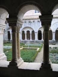 Cloitre A Senanque Eglise Vitrail Art Et Architecture Cloitre