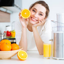 Riche en vitamines c, mais aussi en minéraux et en potassium, le jus d'orange (naturel de préférence) présente de nombreuses vertus pour la santé. Du Jus D Orange Contre La Pression Arterielle Femme Actuelle Le Mag