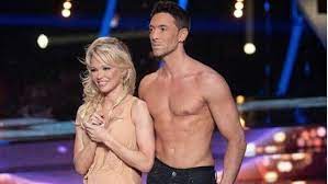 Le grenoblois de 34 ans prête en effet souvent son corps de rêve à des campagnes de. Danse Avec Les Stars Maxime Dereymez Repond Aux Detracteurs De Sa Partenaire Pamela Anderson