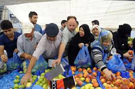 Yukarıdaki fotoğraf bir gelinlikçinin önünde çekildi. Sezgin Baran Korkmaz Piyalepasa Semt Pazarindaki Tum Tezgahlari Satin Aldi Bedava Dagitti Gundem Haberleri