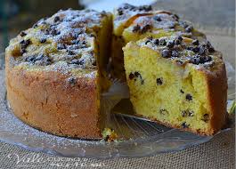 Ciambella alla banana e yogurt questa ciambella è soffice e ha un profumo intenso di banana, facilissima e veloce da fare ! Torta Alla Panna Con Banane E Gocce Di Cioccolato Dolce Alle Banane Torta Alla Banana Ricette Dolci
