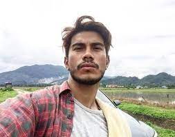 Kisah irsha, gadis cantik dan sombong dihantar pulang ke kampung ketika cuti semester untuk tinggal bersama atuknya demi mendapatkan duit untuk membayar yuran pelajaran. Drama Cucu Tauke Beras Tv3
