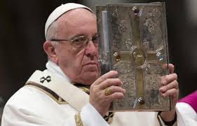 Résultat de recherche d'images pour "pope kissing feet"