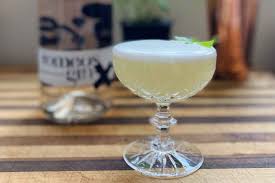 Un Cocktail Ultra Facile A Realiser A La Maison Avec Le Nouveau Romeo S Gin X Au Melon D Eau Une Recette Classique D In 2020 Fruity Drinks Simple Syrup Gin Cocktails