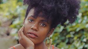 Born to a nigerian father, and indian tamil mother, emezi grew up in aba, nigeria. Akwaeke Emezi Susswasser Zu Hause Im Dazwischen Archiv