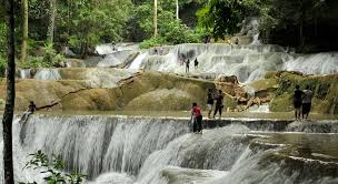 Jenazah akan dimakamkan di dalam tanah, lalu kita hanya tahu bahwa tubuhnya akan hilang menyatu dengan tanah itu. Air Terjun Moramo Indahnya Air Terjun Berundak Dari Sulawesi Tenggara Destinasi Travel Indonesia